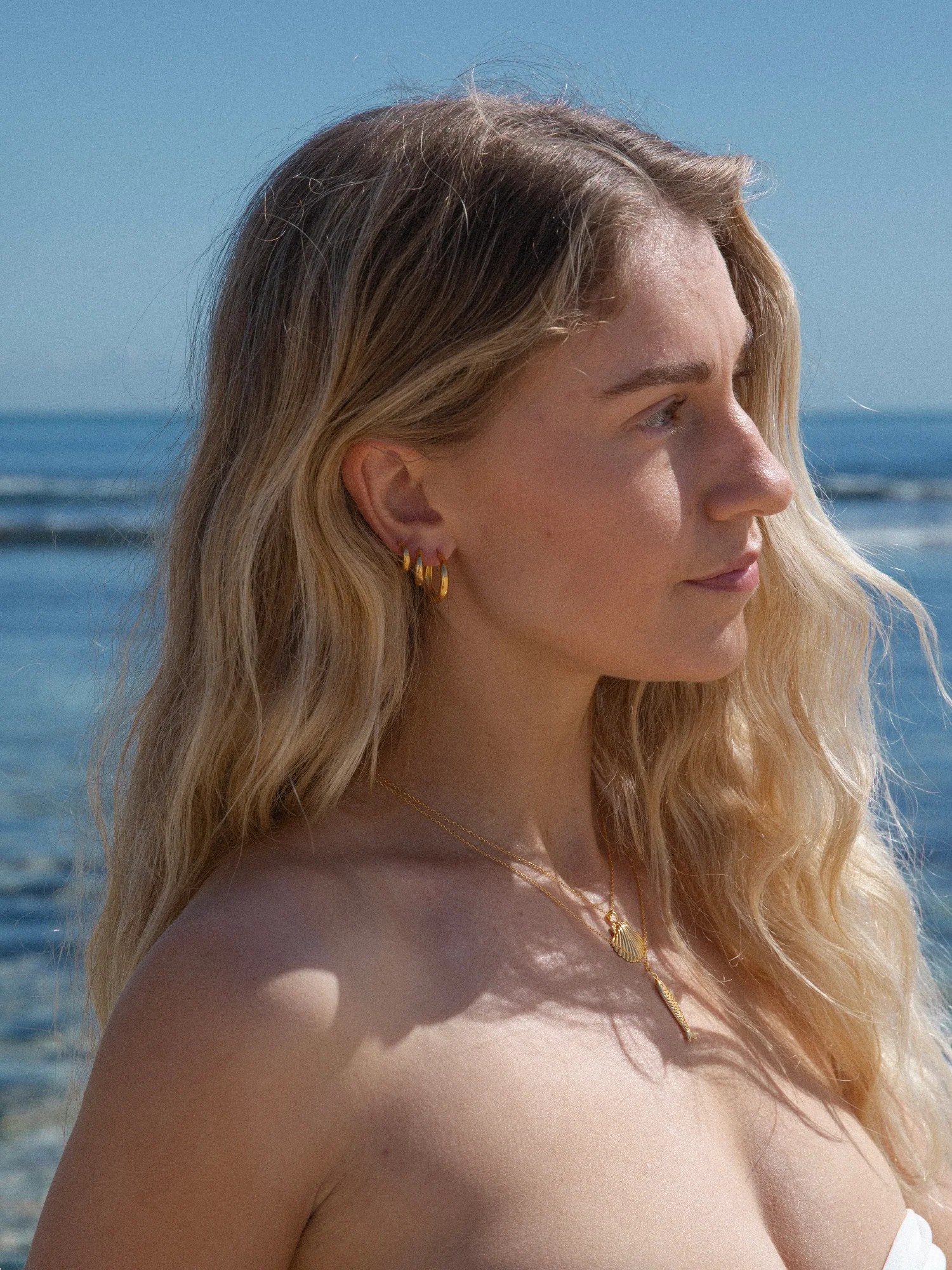 MTL - ISLAND GLOW | HOOPS IN 18K GOLD | MEDIUM - Image 3